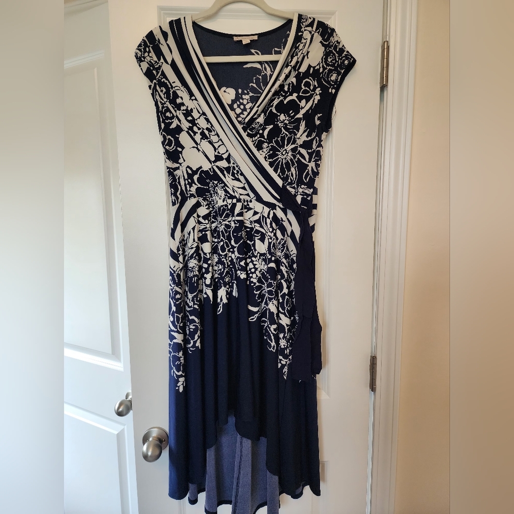 Chic Floral High Low Dress in Navy and White